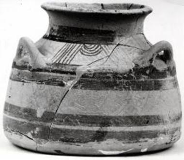 Ρούτση.  Εκ του θολωτού τάφου 1. Τρίωτον κυλινδρικόν αλάβαστρον (πυξίς).