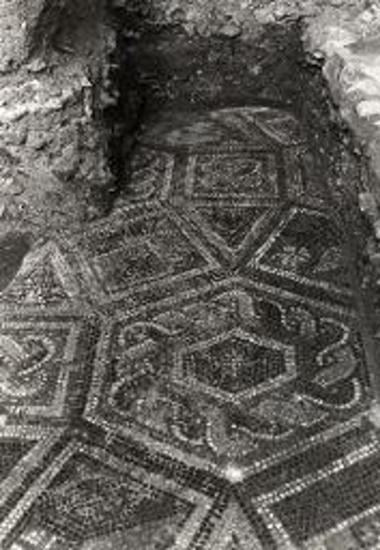 Συγκρότημα των βασιλικών του Αρχιερέως Πέτρου. Τμήμα ψηφιδωτού της α' περιόδου κάτω από το πάτωμα της β' βασιλικής.