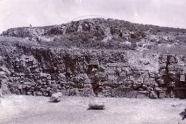 Η έσω όψις της Ανατολικής πλευράς του επηυξημένου πύργου προ της κρημνίσεως. Δ-Δ΄=το διάκενον, τελείως εξερευνηθέν. ΠΤ=πλίνθινον τμήμα του τοίχου μεταξύ λιθίνων. ΕΛ=είσοδος νεωτέρων λατόμων. Λ-Λ΄-Λ΄΄=παλαιαί και νεώτεραι λατομίαι.