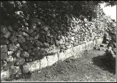 Το τμήμα του αρχαίου τοίχου με την υπερκείμενη ξηρολιθιά.