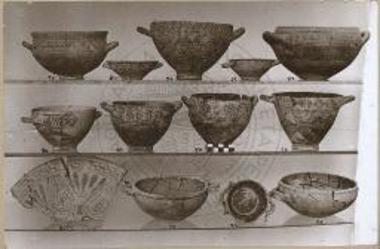 Σκύφοι και κοτύλαι του τάφου των Αγίων Παρασκιών.