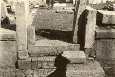 Threshold of the southern entrance of Despoina sanctuary.