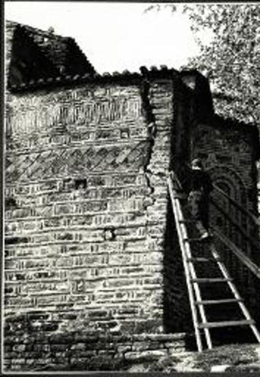 Βουλγαρέλι Άρτας. Η ΝΑ. γωνία της Κόκκινης Εκκλησίας (Παναγίας Βελλάς) προ των εργασιών αναστηλώσεως.