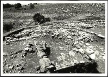 Τα άνδηρα I-III και τα κάτωθεν αυτών παλαιότερα αρχιτεκτονικά λείψανα (από Α.).