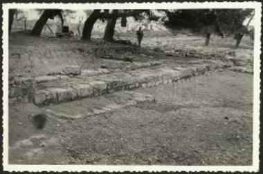 Η βορείως της μινωικής Οικίας Β Τυλίσου στοά μετά την αποκατάστασιν.