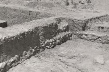 Walls with a stone foundation and a superstructure of raw bricks