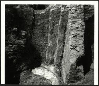 Εσωτερική γωνία του θαλάμου του θερμού λουτρού της Σάμης.