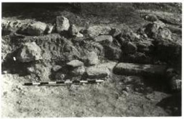 Περιοχή π - 56. Όψις από Ν. Πλακόστρωτον 56δ και τομή εις το εσωτερικόν του ισχυρού τοίχου Β - ΗΗ (ανατολικόν τμήμα).