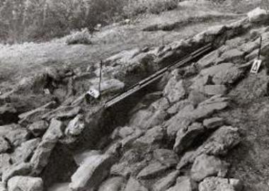 Το Δ τμήμα της κρηπίδος μετά των μανδύων 2 και 3 (αριστερά ο ταφικός πίθος 4).