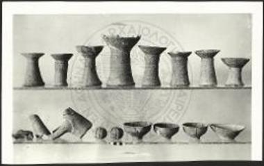 Τελετουργικά σκεύη και τμήματα πλαστικών αγγείων της οικίας- ιερού Σφακίων Σητείας.