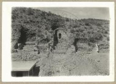 Σπάρτη. Εις το μέσον το μέγα κεντρικόν δωμάτιον με εννέα τάφους.