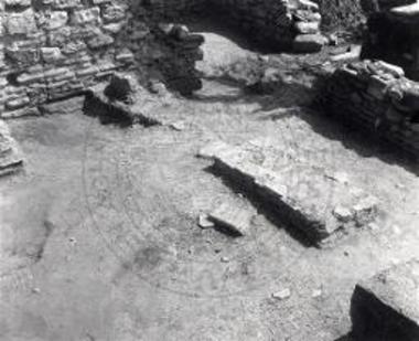 Κτιστή τράπεζα.