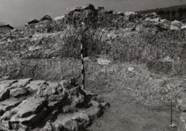 Τα τρία στρώματα του τύμβου ένδον της κρηπίδος (Β «μάγουλο»).