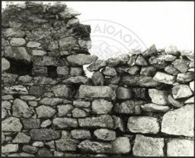 Ακρωτήριον Τηγάνι της Μέσα Μάνης. Τμήμα της αψίδος και του Ν τοίχου ηρειπωμένου ναι?σκου.