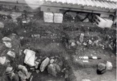 Η στρωματογραφία 15 από Δ: 1. «μελανό» στρώμα, 2. πατημένη γη, 3. επίχωση κατασκευής ναού, 4. κίτρινο στρώμα, 5. πατημένη γη.
