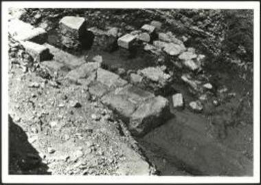 Ο τρίτος δόμος του βορείου τοίχου και τα παρ' αυτόν ρωμαϊκά ερείπια.