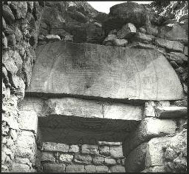 Το εξωτερικόν άνω μέρος της εισόδου μετά της καλυπτούσης το ανακουφιστικόν τρίγωνον πλακός.