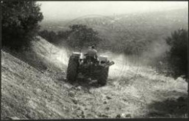 Οι μεγάλοι όγκοι χωμάτων της ανασκαφής 1991 απλούνται εις τον παρακείμενον αγρόν.