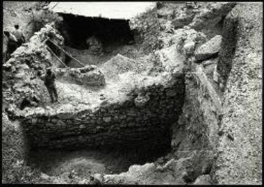 Αρβανίτη 1. Αποθήκη από Β. Ο εξωτερικός τοίχος δεικνύει καλώς το σημείο οριζόντιας δοκού της ξυλοδεσιάς.