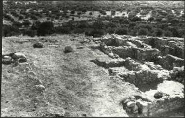 Περοχή χωμάτων Seager μεταξύ τοίχου γ (αριστερά) και Μεγάλης Οικίας (δεξιά) μετά τας εργασίας 1974, από Δ.