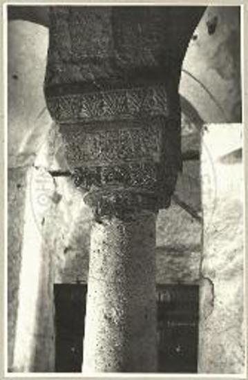 Κιονόκρανον μετ' επικράνου εκ της εκκλησίας του αγίου Νικολάου εν Δελβίνω.