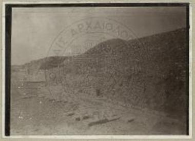 Πλακόστρωτος οδός της επί της νησίδος πόλεως Κλαζομενών.