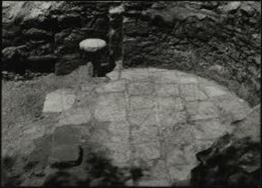 Αγ. Χαράλαμπος Μαρωνείας. Το πλινθόστρωτο δάπεδο της κόγχης του διακονικού.