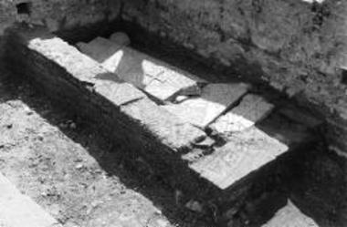 Grave Β.