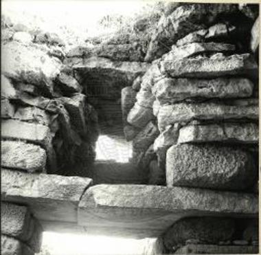 Το υπέρθυρον και το ανακουφιστικόν τρίγωνον εκ των έσω.