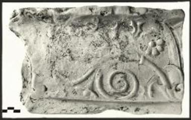 Τεμάχια πηλίνης σίμης μετά λεοντοκεφαλής.