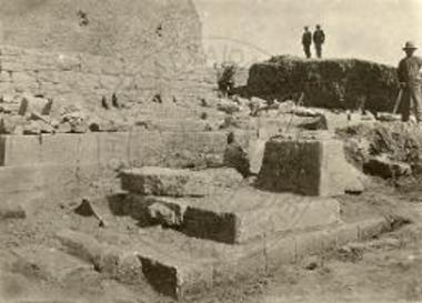 Άποψη της ανασκαφής (τοιχοδομία πύργου).