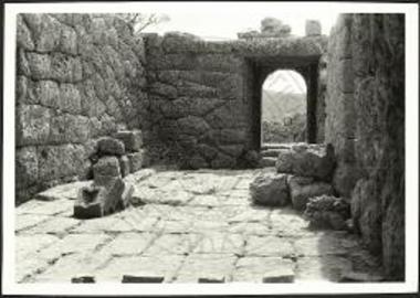 Νεκυομαντείον Αχέροντος. Το κεντρικόν κλίτος του κυρίως ιερού, θεώμενον από Βορρά.