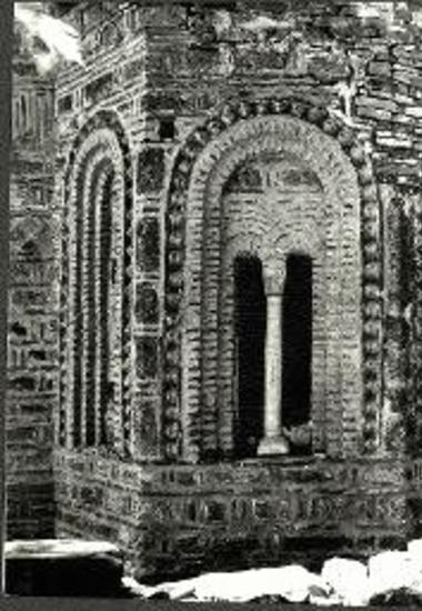 Βουλγαρέλι Άρτας. Κόκκινη Εκκλησία (Παναγία Βελλάς). Η αψίς του ιερού μετά το άνοιγμα του διλόβου παραθύρου της.