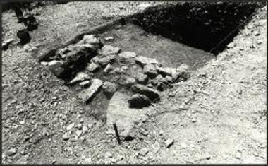 Φωτογραφία ιδία με την του πίν. 253β προ της ανασκαφής του στρώματος πυράς (από ΒΑ).