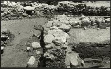 Γρόττα. Το τέταρτο δάπεδο ( -0,05 μ.) της οικίας Θ (αριστερά).
