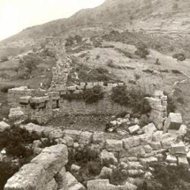 Πύλη, τείχος.