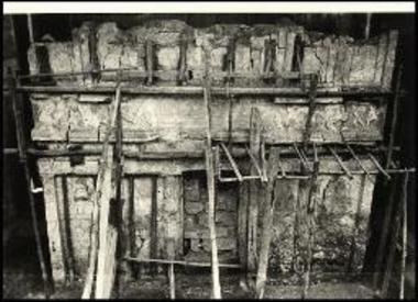 Λευκάδια. Μακεδονικός τάφος της Κρίσεως. Η πρόσοψις του τάφου κατά την τελευταίαν από τας διαδοχικάς φάσεις προσωρινής υποστυλώσεως και αντιστηρίξεως.