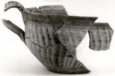 Ρούτση.  Εκ του θολωτού τάφου 1. Μόνωτον κύπελλον μετ΄ερυθρωπής διακοσμήσεως χελωνίου.