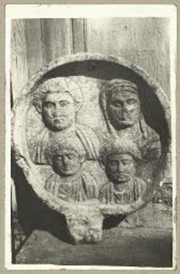 Ανάγλυφον μαρμάρινον επιτάφιον εξ Αλμωπίας.