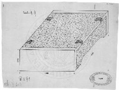 Διατηρηθέν ακέραιον μάρμαρον δεικνύον την στένωσιν των τοίχον κατά τον πρόναον και οπισθόδομον.