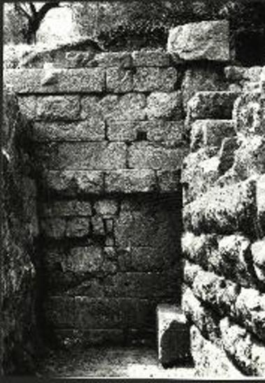 Ο αναλημματικός τοίχος M4 του ιερού. Δεξιά, ο αναλημματικός τοίχος M5.