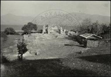 Διαμόρφωσις του χώρου της βασιλικής του Αγίου Αχιλλείου μετά την ανασκαφήν. Εις το πρώτον επίπεδον δεξιά διακρίνεται το κατασκευασθέν πρόχειρον σκιάδιον.