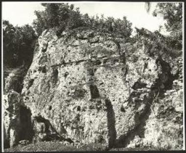 Το παρά τη νοτιοδυτικήν γωνίαν τμήμα του λαξευτού βράχου, πρβ. πίν. 44 και 46.