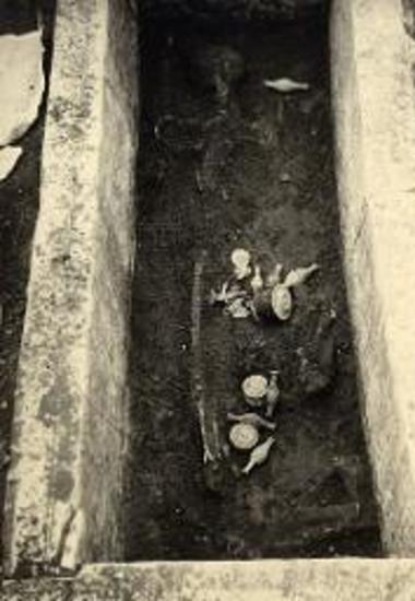 Cist grave with grave offerings.