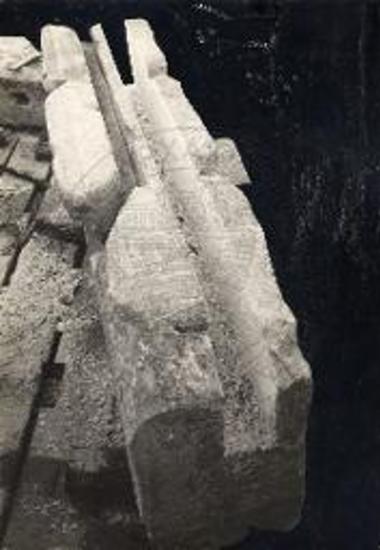 Προπύλαια. Η ιωνική στοά. Αρχαίος αύλαξ ανασυγκροτηθείς. Παραπλεύρως ο νεώτερος αύλαξ προς τοποθέτησιν νέας δοκού.