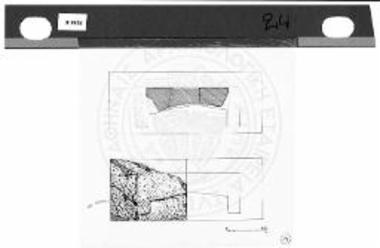 Κάτοψη της βάσης του ναΐσκου του Ιέρωνος Ιεροκλέους και της συζύγου του Λυσίππης με τη θέση και το σχήμα του αναγλύφου και άλλη κάτοψη της βάσης όπως σώζεται.