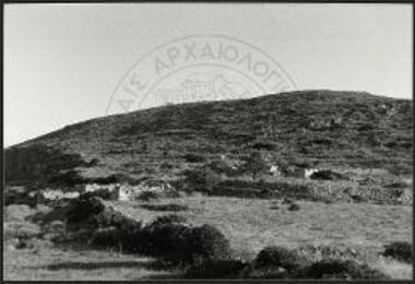 Το αγρόκτημα Μαλακού από ΝΔ με τις ερειπωμένες αγροικίες.