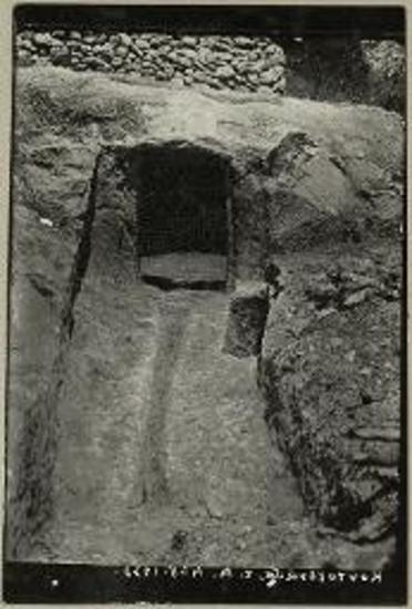 ΚΕΦΑΛΛΗΝΙΑ. Κοντογενάδα, τάφος Α. Δρόμος μετά της αύλακος και θύρα του τάφου.