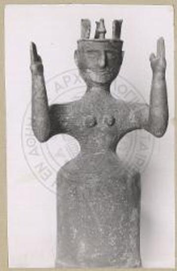 Η θεά υπ' αριθμόν 4. κατ΄ενώπιον.