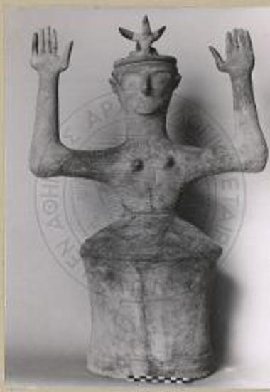 Η θεά υπ' αριθμόν 3. κατ΄ενώπιον.